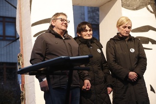 Rodičia zavraždeného Jána Kuciaka a mama Martiny Kušnírovej na Námestí slobody v Bratislave