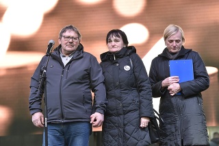 Do Bratislavy prišli aj rodičia zavraždeného páru. 