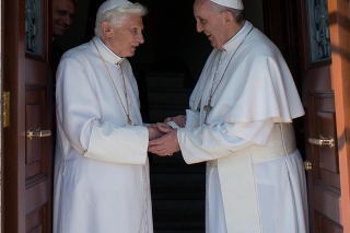 Benedikta XVI. privítal späť vo Vatikáne jeho nástupca František.