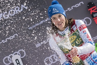 Petra Vlhová oslavuje víťazstvo v slalome žien Svetového pohára.