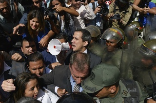 Guaidó počas toho, ako sa snažil dostať do parlamentu, kde sa vyhlásil za premiéra.
