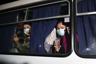 Evakuovaní Ukrajinci z Číny v autobuse
