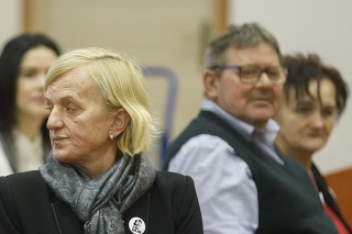 Matka zavraždenej Martiny, Zlatica Kušnírová, a rodičia novinára Jozef Kuciak a Jana Kuciaková pred začiatkom hlavného pojednávania 