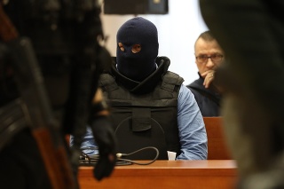 Zoltána Andruskóa priviedli na súd v kukle.