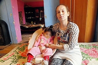 Ildikó Gáborová (39) s Nikolkou, ktorá mala v novembri dva roky, ale váži len 8,5 kila, nevie sama sedieť, rozprávať a ani nevidí. 