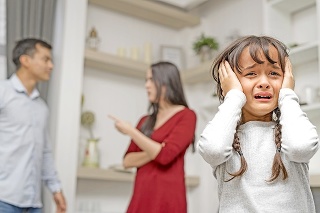 Nezhody medzi rodičmi spôsobujú deťom veľký stres.