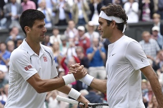 Srb Novak Djokovič (vľavo) si podáva ruku so Švajčiarom Rogerom Federerom.