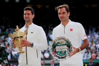Srb Novak Djokovič a Švajčiar Roger Federer po finále Wimbledonu.