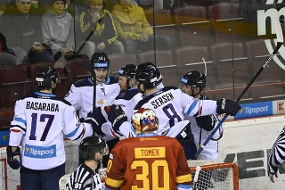 Hráči HC Slovan Bratislava oslavujú gól, ktorý strelil  Jakub Urbánek (druhý zľava).