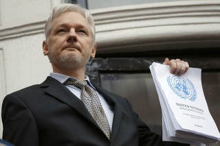 Julian Assange sa skrýva na ekvádorskej ambasáde v Londýne.