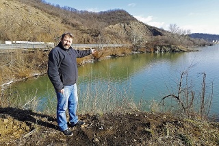 Investor Peter Petrovka (56) ukazuje, kde vybuduje rekreačný areál pre vodných nadšencov.