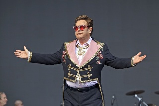 Elton napriek vysokému veku stále koncertuje.