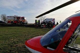 Leteckí záchranári zasahovali pri havárii neďaleko Pezinka.
