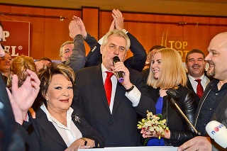 Miloš Zeman: Dcéra (napravo) mu síce zavarila v kampani, ale aj tak sa v roku 2013 stal prvýkrát prezidentom.