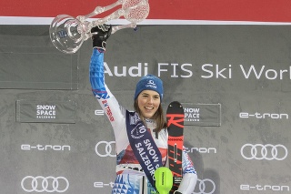 Petra Vlhová s trofejou po slalome vo Flachau.