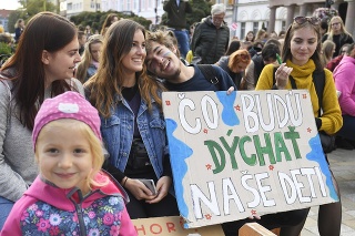Na snímke účastníci globálneho klimatického štrajku v Košiciach.