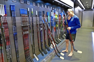Viaceré kluby NHL už  varovali pred problémom s hokejkami, slovenské sú v pohode.