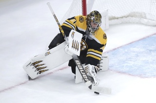 Brankár Bostonu Jaroslav Halák chytá puk počas zápasu zámorskej hokejovej NHL Boston Bruins - Vegas Golden Knights.