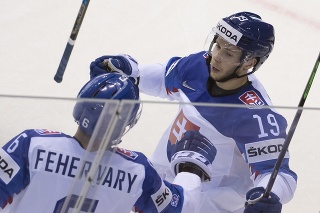 Na snímke slovenský hokejista Matúš Sukeľ (vpravo).
