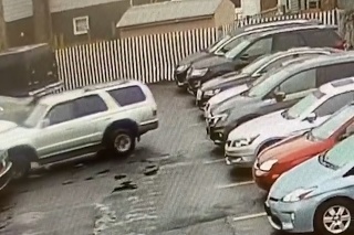 Snažil sa vyparkovať, zmasakroval niekoľko áut: Okoloidúci muž neveril tomu, čo videl