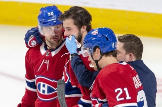 Slovenský hokejový reprezentant v drese Montrealu Canadiens Tomáš Tatar (vľavo), jeho zranený spoluhráč Phillip Danault (druhý zľava) a Nick Cousins (vpravo) odchádzajú z ľadu.