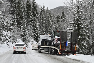 Dopravu na horskom priechode Donovaly komplikuje husté sneženie.