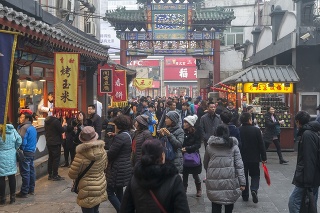 Tourist are enjoy the gourmet on this snack street.