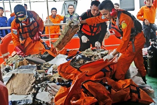 Záchranári vytrvalo pátrajú po obetiach - našli mnoho osobných vecí a pár tiel.
