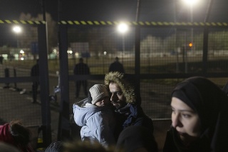 Cestný hraničný priechod maďarská polícia uzatvorila plotom, za ktorým sa zoradil policajný kordón. 
