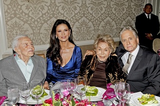 Šťastná rodina (zľava) - Kirk, nevesta Catherine Zeta-Jones, manželka Anne a syn, známy herec Michael Douglas