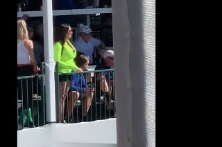 Obdarená fanúšička neváhala na golfovom turnaji ukázať holé prsia.