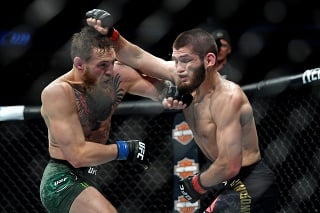 Ruský MMA zápasník Chabib Nurmagomedov obhájil v noci na nedeľu titul šampióna ľahkej váhy organizácie UFC.