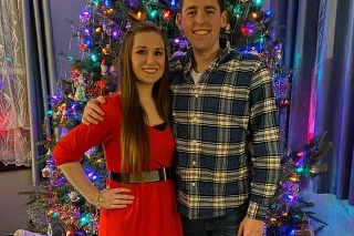 Hannah a Jake pred vianočným stromčekom.