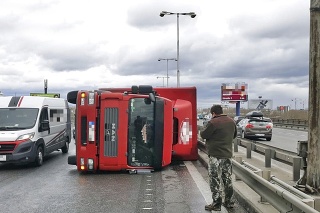 Bratislava- Na Prístavnom most-e sa prevrátil kamión.