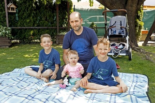 Ľuboš (40) s dcérkou Lujzičkou (9 mesiacov) a synčekmi Patrikom (8 zľava)  a Oliverom (8).