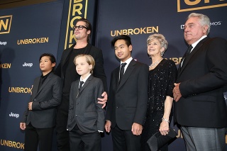 Americký herec Brad Pitt a jeho rodina, zľava deti Pax, Shiloh, Maddox, matka Jane Etta Pittová a otec William Alvin Pitt.