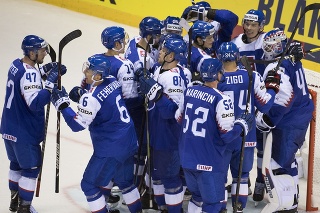 Slovenskí hokejisti sa tešia po výhre 4:1 nad USA v zápase základnej A-skupiny.