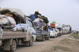 Sýrčania odchádzajú na autách počas vládnej ofenzívy v sýrskej provincii Idlib.