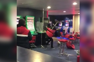 Šokujúci moment: Muž sa prišiel pomstiť do kasína svojským spôsobom