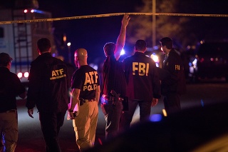 Vyšetrovatelia na mieste výbuchu v texaskom Austine.