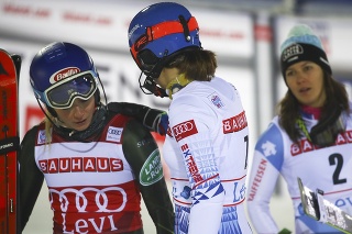 Slovenská lyžiarka Petra Vlhová (uprostred) sa rozpráva s Američankou Mikaelou Shiffrinovou.
