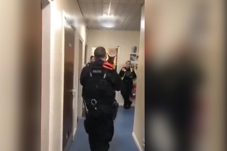 Vtipný moment: Policajt musel použiť baranidlo, aby vyslobodil kolegu zaseknutého na toaletách