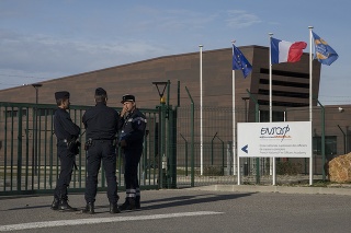 Policajti čakajú na príchod francúzskych občanov, ktorí sa vrátili z čínskeho mesta Wu-chan. 