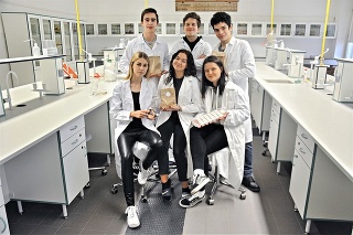 Tím vynálezcov: (zľava) Lukáš (18), Martin (17), Alex (17), (zľava) Simona (17), Tímea (18), Lucia (17).