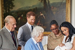 Rodina:  Meghan ukazuje synčeka Archieho kráľovnej Aôžbete II. a jej manželovi princovi Philipovi. Pri všetkých dôležitých momentoch ju sprevádza aj jej mama. 