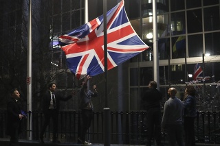 Britské vlajky nahradia vlajky Európskej únie.