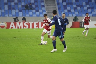 Francisco Trincao (vľavo) z SC Braga a Vernon de Marco Morlacchi z ŠK Slovan Bratislava počas futbalového zápasu 6. kola skupinovej fázy v základnej K-skupine Európskej ligy UEFA 2019/2020 medzi ŠK Slovan Bratislava (Slovensko) - Sporting Braga (Portugalsko).