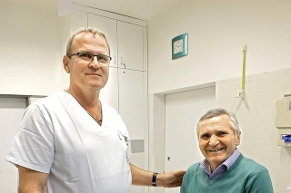 Primár chirurgickej kliniky Vít Pribula s pacientom Jozefom Krenickým (71)