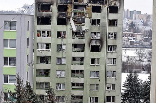 Mohutný výbuch a požiar zničil panelák v Prešove.