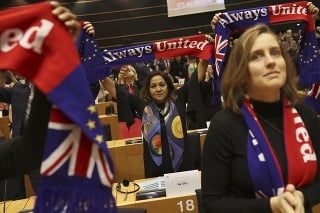 Britskí europoslanci so šálmi pred hlasovaním
